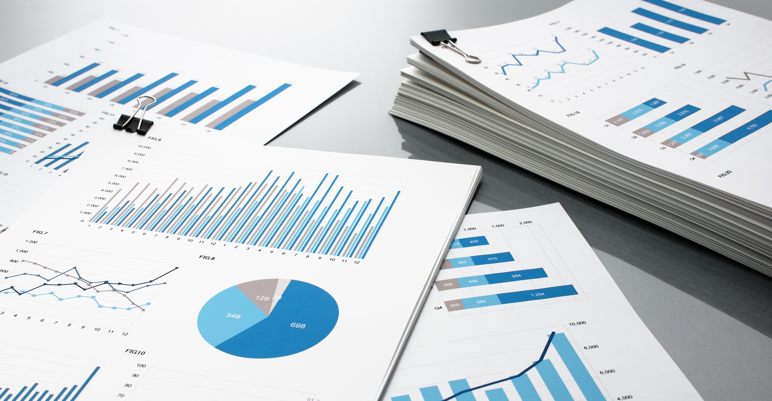 Pile de rapports avec graphiques et diagrammes